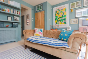 Chic 1 Bedroom Apartment in Zone 1 with Views Gherkin, London